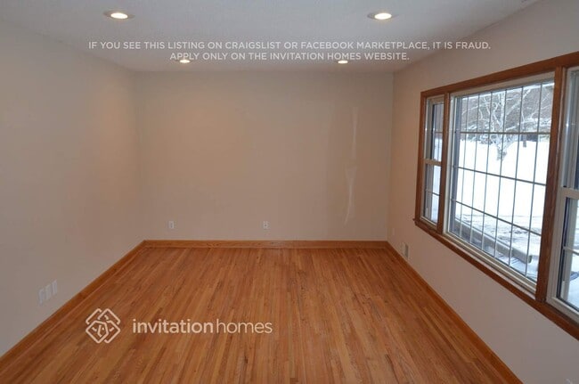 Photo - 707 Keniston St N