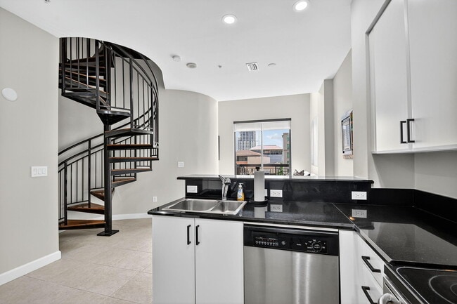 Building Photo - 801 S Olive Ave Unit 408