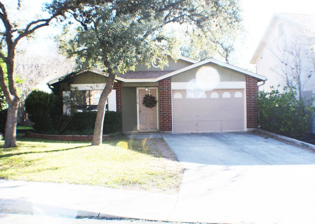 Building Photo - Lovely rental home near UTSA and USAA. Rea...