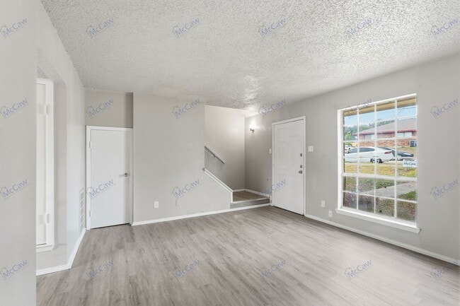 Photo - 304 Candlewood Ln