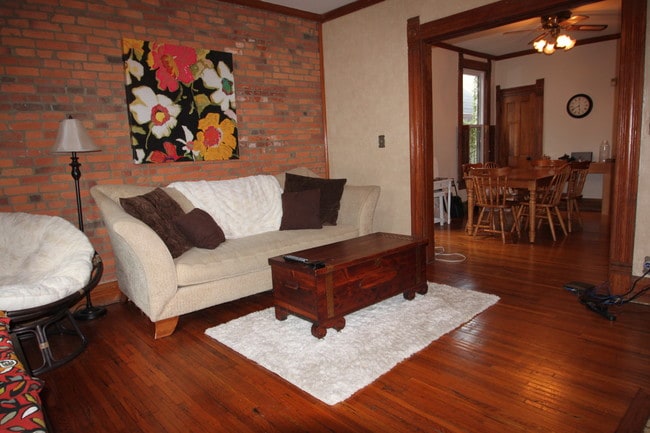 Sala de estar con pisos de madera - 239 E Whittier St Unidad 239 E Whittier
