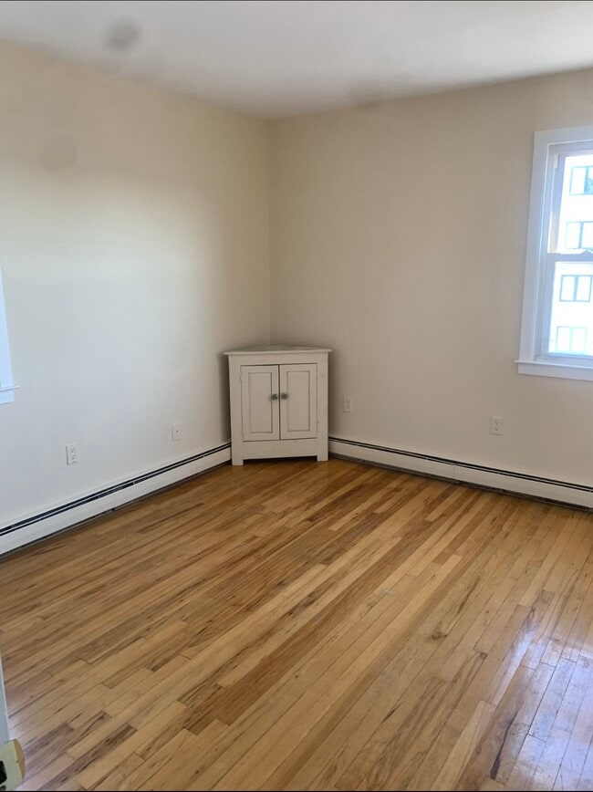 Building Photo - 324 Strawberry Hill Ave Unit Apt B102