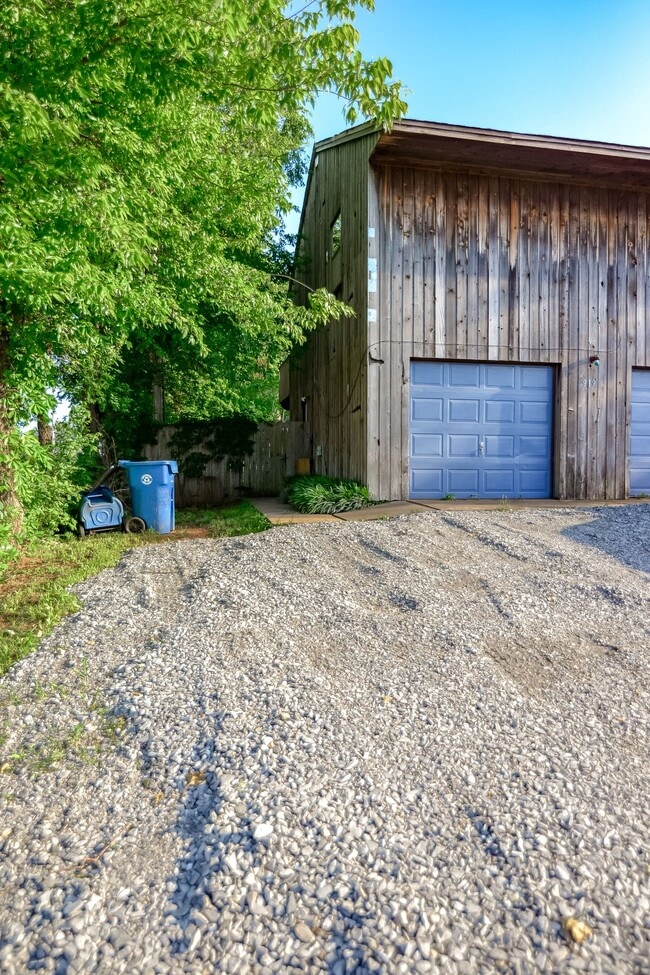 Photo - 919 W Tyler Ave