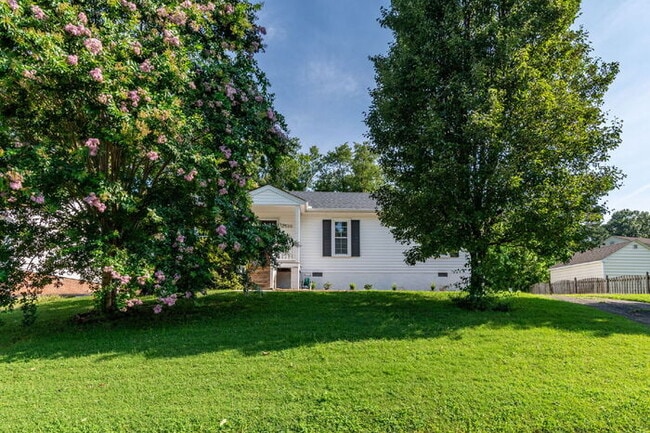 Building Photo - Charming 3-Bedroom Ranch – Convenient Loca... Rental