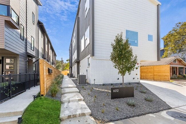 Building Photo - Modern 2-Bed Townhome with Attached Garage & Private Balcony in Gated Dallas Community Unit 3