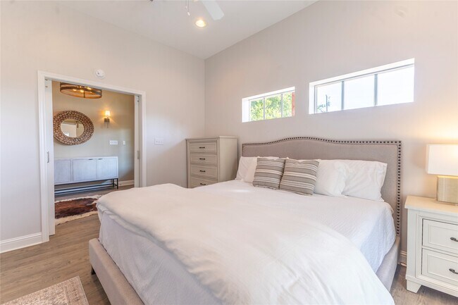 Photo - 400 E Mill St