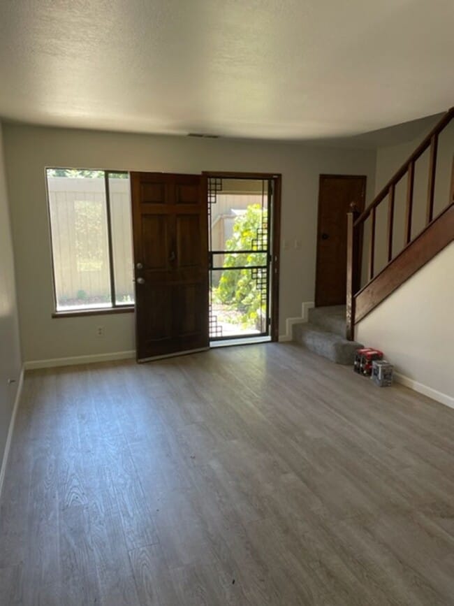 Photo - 235 W 6th St Unidad A