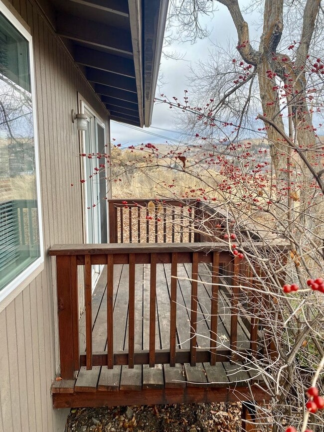 Photo - Hard to find 1 bdrm, 1 bath w/ garage!  1.7 miles from Sky Lakes Medical Center and Oregon Tech!