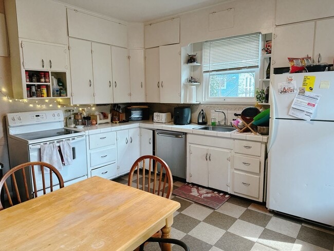 Photo - PRELEASE: 4bd/2ba next to Aslan Brewing Downtown