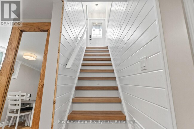 Photo - 19 Kawartha Dr