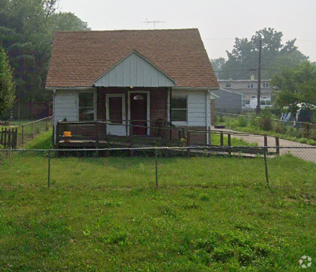 Building Photo - Cute 3 Bedroom house with detached 3 Car G...