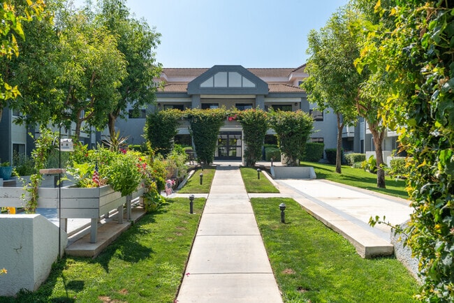 Courtyard & Resident Garden