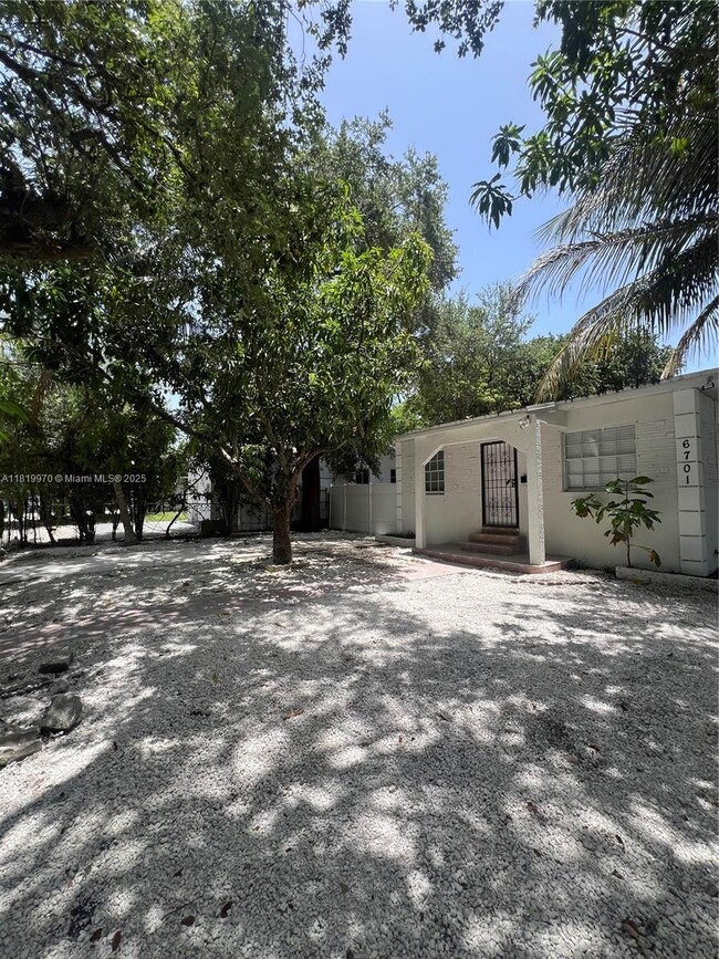 Photo - 6701 NE Miami Pl Apartamento