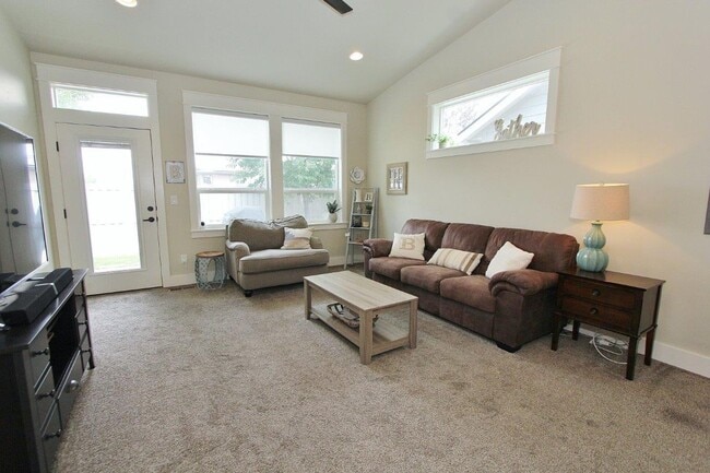 Photo - Lovely 4 bed 2 1/2 bath Home in Meridian, Available first week of July