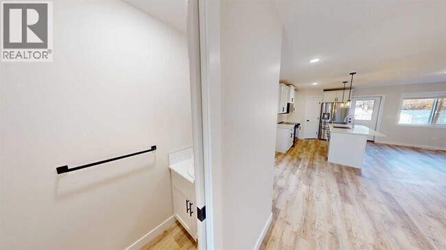 Photo - 9528-9598 98 Ave