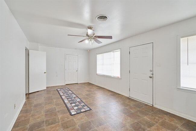 Photo - 203 Paul Knox St