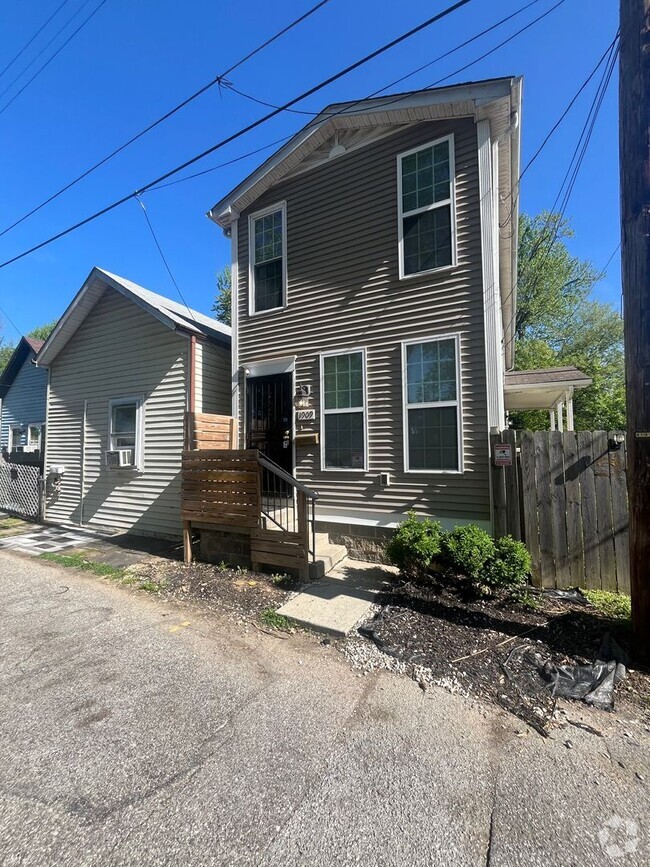 Building Photo - Gorgeous Fully Renovated 4 br/2 bath! Rental
