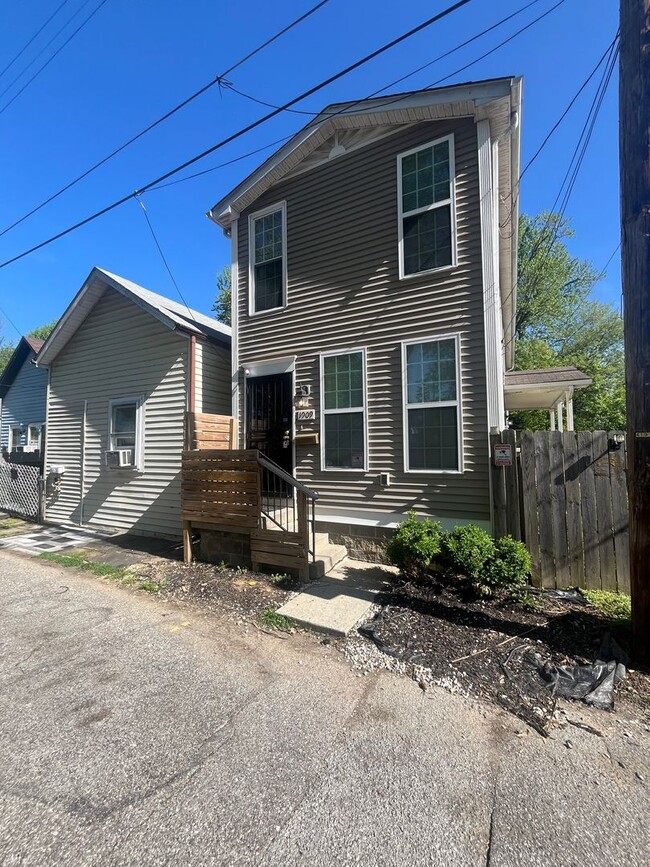 Gorgeous Fully Renovated 4 br/2 bath! - Gorgeous Fully Renovated 4 br/2 bath! House
