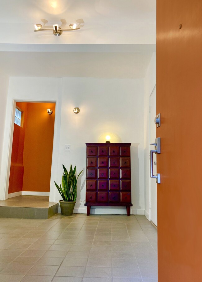 Entrada principal - 8616 Wonderland Ave