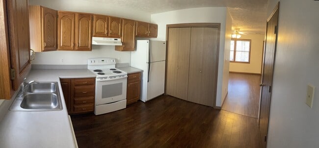 Vista de la entrada de la cocina - 6604 Logan Ave