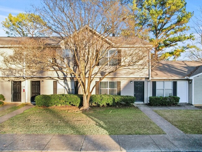 Building Photo - Newly renovated 3 bedroom/2 bath Townhome - Move In Special