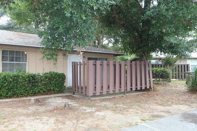 Building Photo - North Pensacola 2BR Duplex with Private Pa... Unit A Rental