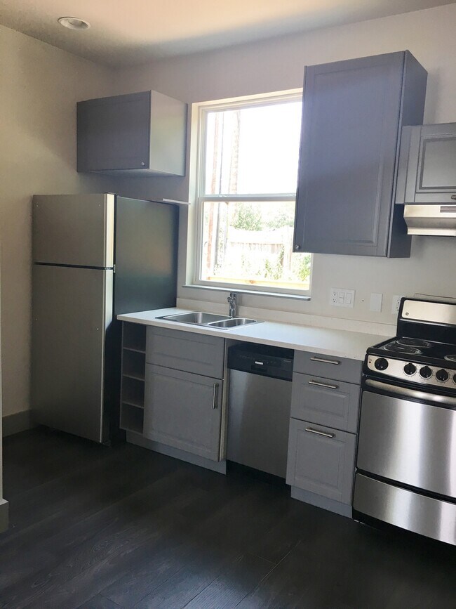 Photo - 700 E 45th St Unit B