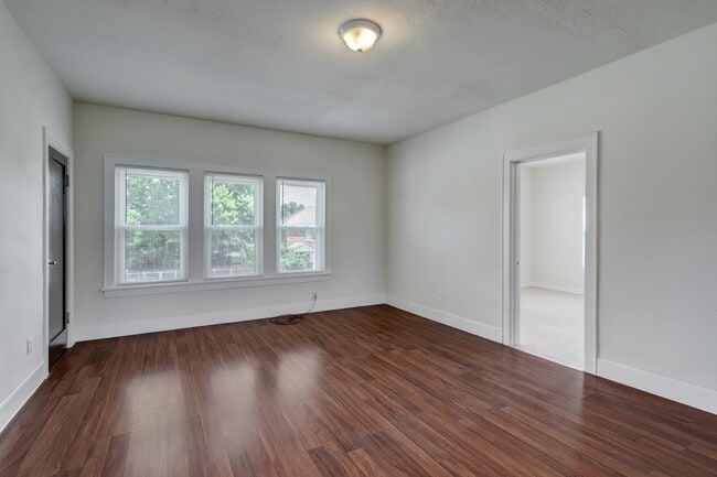 Photo - 3002 Isabella St