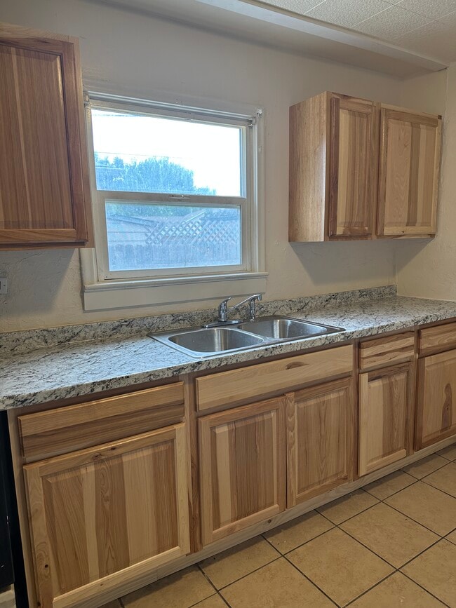 Building Photo - 975 Jones Dr Unit A