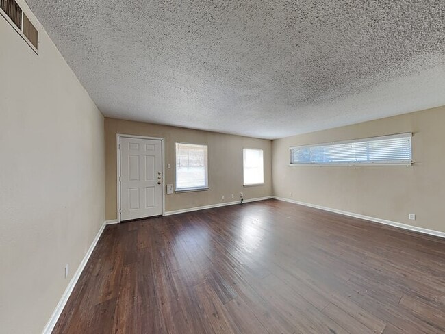 Photo - 649 W Main St