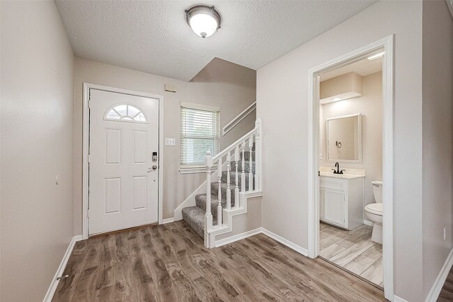 Photo - 131 Cove Cir