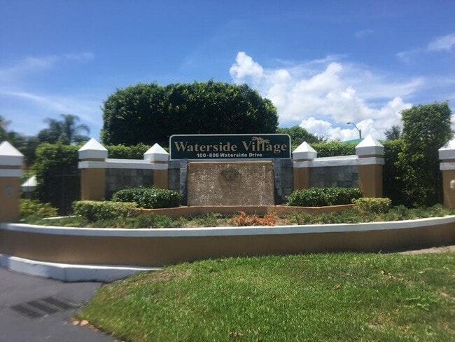 Photo - 423 Waterside Cir