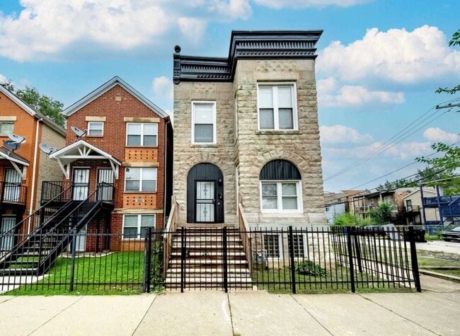 Building Photo - 209 S Albany Ave Unit 2