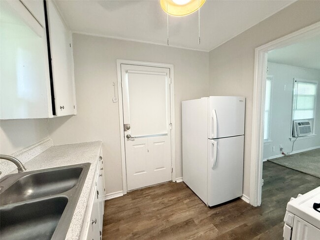 Building Photo - 117 Oak Dr