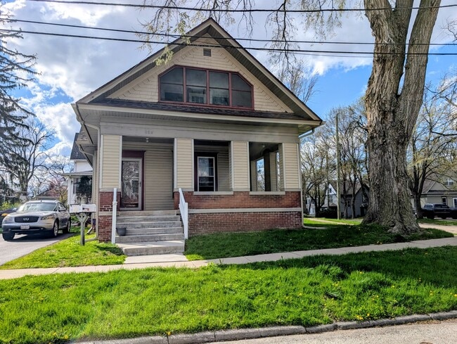 Building Photo - 402 Vine St Unit 402 1/2 Vine St Woodstock, IL