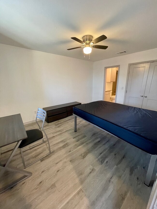 Photo - 290 S McIlhaney St Unidad 1102-B