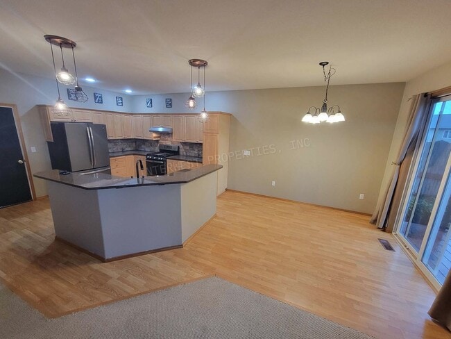 Photo - *1/2 OFF 1ST MONTH'S RENT* Large 3 Bed 2.5Ba Vancouver Beauty W/ Gas Fireplace, Dog Run, Fenced Y...