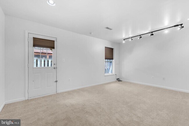 Photo - 5937 Kirkcaldy Ln