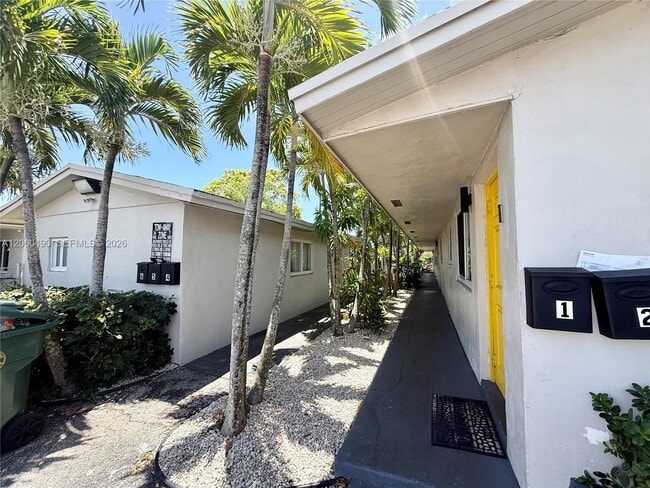Building Photo - 2160 NW 29th St Unit 6