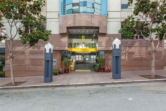 Building Photo - Newly Remodeled 1 Bed, 1 Bath Condo with O...