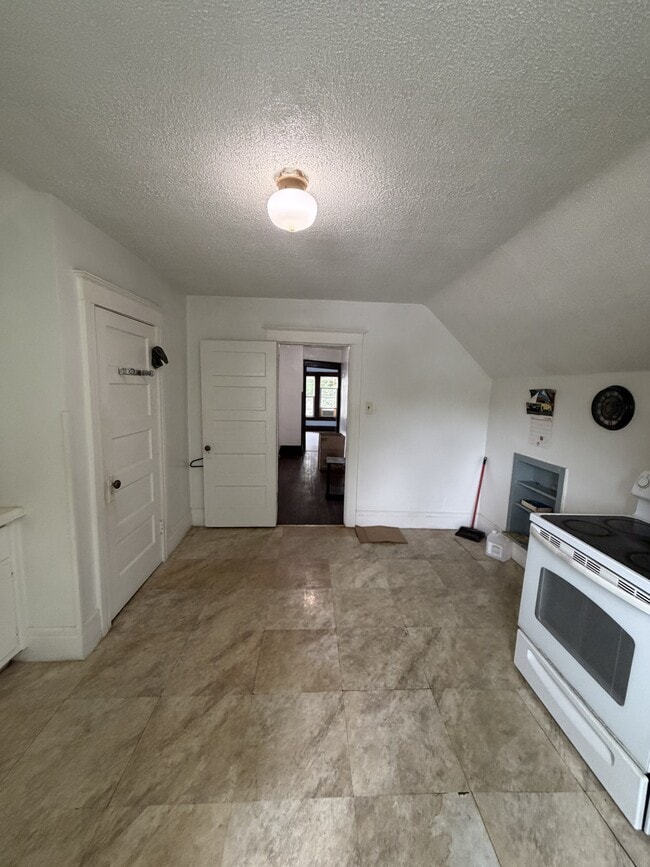 627 New St