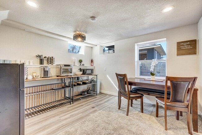 Comedor y cocina americana - 2022 Woodburn St Unidad The Scholar Downstairs #2