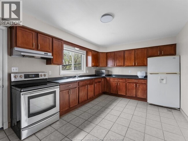 Photo - 8573 Wyandotte St E