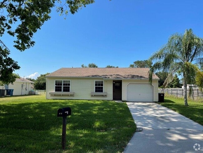 Building Photo - Cute as a button home with high ceilings a...
