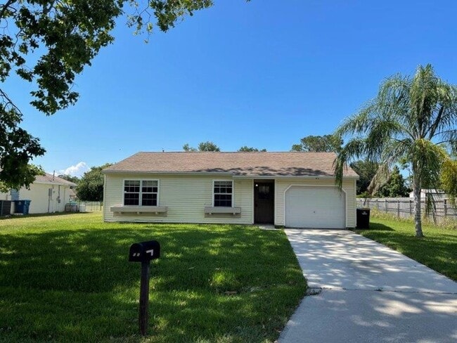 Building Photo - Cute as a button home with high ceilings a...
