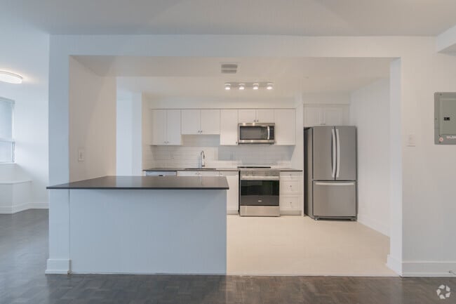 1BR, 1BA - 755SF - Kitchen - Champlain Towers at 75 Thorncliffe Park Drive