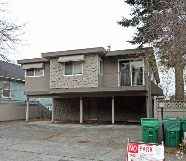 Photo - Whitman Apartments