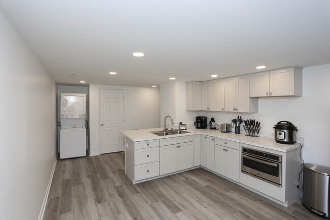 Beautiful Kitchenette with Laundry - 508 Wellham Ave Unit Basement