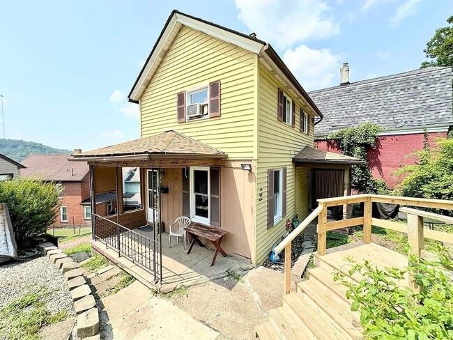 Building Photo - Cute 2 Bedroom, 1 Bath Home Pitcairn, PA | Section 8 Accepted