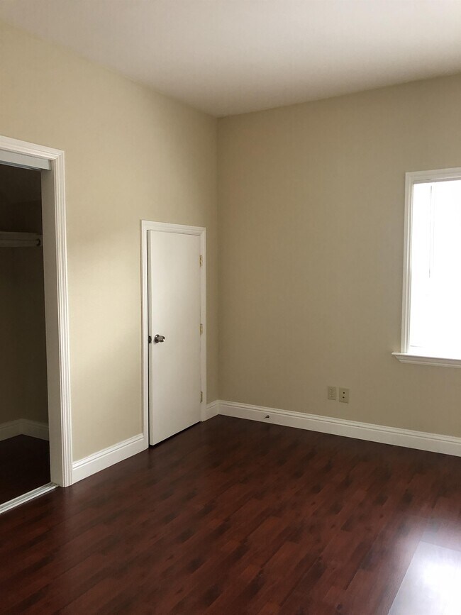 Photo - 873 Apgar St